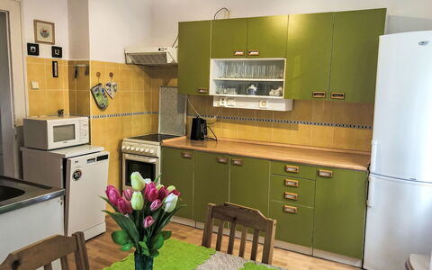 Forestside Villa: Möbel, Flooring, Küche, Major Appliance, Holz, Küchengerät, Cabinetry, Interior Design, Fussboden, Countertop