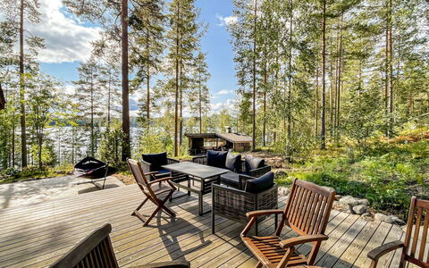 Villa Underberg: Holz, Deck, Hütte, Hartholz, Eco Hotel, Stuhl, Veranda, Schatten, Gartenmöbel, Garten