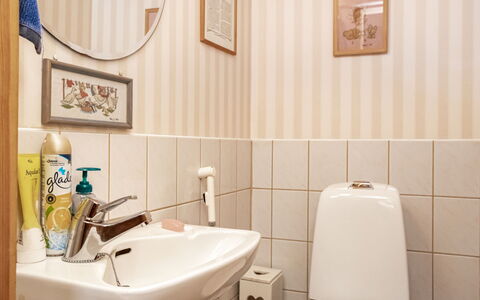 Villa Underberg: Badezimmer, Armatur, Bad Sink, Interior Design, Flooring, Sinken, Fussboden, Installation, Zapfhahn, Zimmer