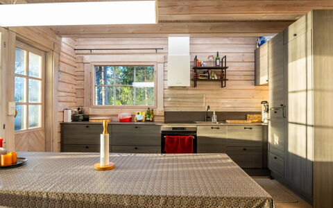 Villa Karmu: Küche, Möbel, Interior Design, Countertop, Flooring, Holz, Küchengerät, Decke, Major Appliance, Fussboden