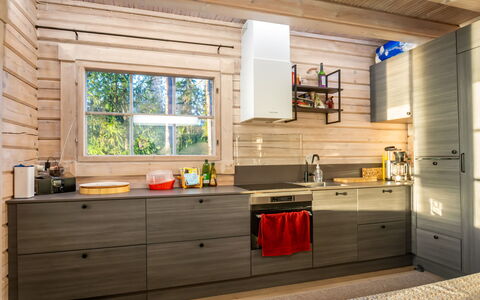 Villa Karmu: Küche, Flooring, Holz, Countertop, Möbel, Interior Design, Küchengerät, Cabinetry, Major Appliance, Fussboden