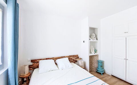 Abbé Prevost: Möbel, Bett, Interior Design, Schlafzimmer, Holz, Bedding, Fussboden, Bettdecke, Linens, Flooring