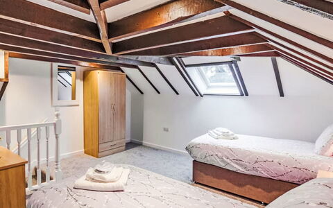 Wester Caiplich: Holz, Fussboden, Schlafzimmer, Flooring, Interior Design, Bett, Zuhause, Decke, Bedding, Tür