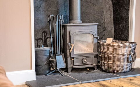 Dalnaglar Cottage: Flooring, Feuerstelle, Möbel, Fussboden, Holzofen, Holzboden, Wohnzimmer, Natürliches Material, Hartholz