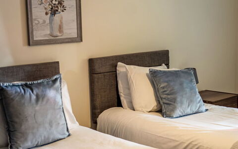 Easter Caiplich: Bett, Bedding, Schlafzimmer, Bettdecke, Interior Design, Fussboden, Wand, Flooring, Holz, Möbel