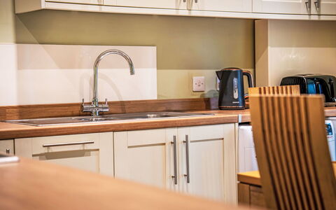 Easter Caiplich: Countertop, Küche, Flooring, Cabinetry, Interior Design, Holz, Küchengerät, Möbel, Fussboden, Major Appliance