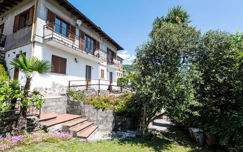 Mergozzo (Lago di Mergozzo) 260: Wand, Nachbarschaft, \Stadt, Tür, Strasse, Gasse, Cobblestone, Balkon, Auffahrt, Zimmerpflanze