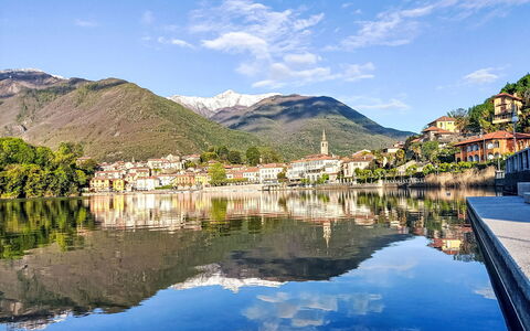 Mergozzo (Lago di Mergozzo) 260: Wand, Nachbarschaft, \Stadt, Tür, Strasse, Gasse, Cobblestone, Balkon, Auffahrt, Zimmerpflanze