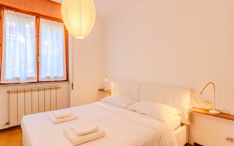 Casa Elena: Wand, Interior Design, Holz, Bett, Schlafzimmer, Bettdecke, Fussboden, Bedding, Zimmer, Bettrahmen