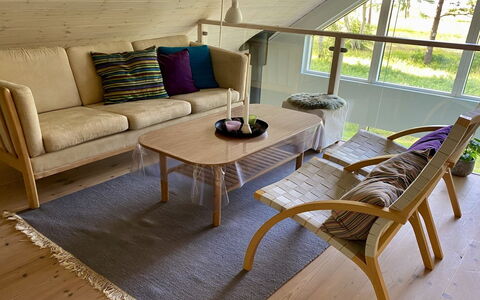 Aman - 100M from the Sea: Möbel, Holz, Flooring, Fussboden, Holzboden, Stuhl, Wohnzimmer, Hartholz, Holzbeize, Laminatboden