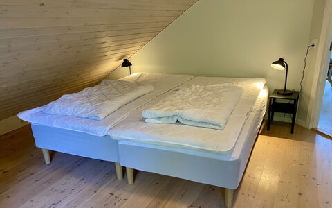 Aman - 100M from the Sea: Holz, Schlafzimmer, Fussboden, Bettdecke, Textil, Flooring, Linens, Bett, Bedding, Interior Design