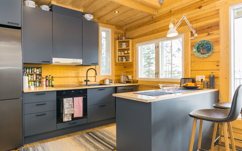 Tuulentupa: Küche, Küchengerät, Countertop, Interior Design, Holz, Flooring, Möbel, Cabinetry, Major Appliance, Decke