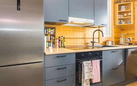 Tuulentupa: Küchengerät, Küche, Countertop, Cabinetry, Möbel, Major Appliance, Interior Design, Flooring, Holz, Haushaltsgerät