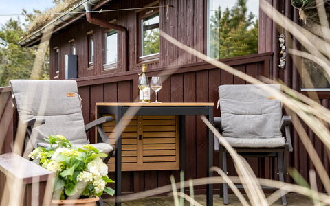 Thorgny - 1Km from the Sea: Holz, Möbel, Gartenmöbel, Hartholz, Holzbeize, Deck, Veranda, Stuhl, Holzboden, Tisch Im Freien