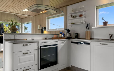 Thorgny - 1Km from the Sea: Küchengerät, Küche, Countertop, Flooring, Holz, Major Appliance, Interior Design, Cabinetry, Haushaltsgerät, Fussboden