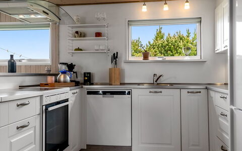 Thorgny - 1Km from the Sea: Küche, Küchengerät, Countertop, Major Appliance, Interior Design, Cabinetry, Spüle, Haushaltsgerät, Flooring, Holz