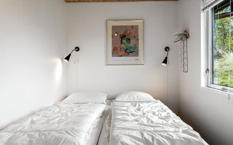 Thorgny - 1Km from the Sea: Wand, Interior Design, Schlafzimmer, Bett, Holz, Decke, Fussboden, Bettdecke, Flooring, Bedding
