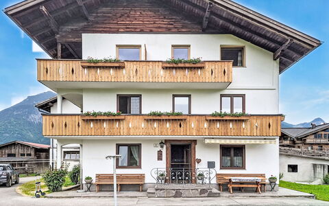 Schöflauerhof: Haus, Zuhause, Balkon, Hütte, Farbe