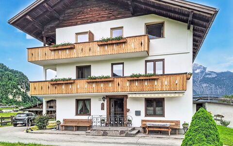 Schöflauerhof: Haus, Hütte, Balkon, Farbe