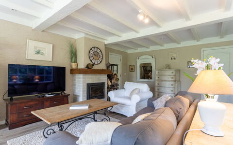 Villa Esterel: Möbel, Interior Design, Couch, Flooring, Wand, Holz, Wohnzimmer, Decke, Zimmer, Fussboden