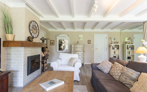 Villa Esterel: Möbel, Interior Design, Couch, Wand, Flooring, Holz, Decke, Wohnzimmer, Zimmer, Fussboden