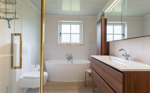 Villa Esterel: Flooring, Badezimmer, Interior Design, Armatur, Fussboden, Holz, Badezimmerschrank, Installation, Zapfhahn, Beleuchtung