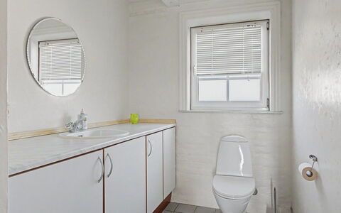 Mynthe - 750M from the Sea: Armatur, Badezimmer, Wand, Flooring, Fussboden, Sinken, Interior Design, Bad Sink, Zapfhahn, Installation