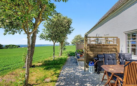 Mynthe - 750M from the Sea: Blau, Grundstueck, Garten, Schatten, Hütte, Landscaping, Rasen, Garten, Gartenmöbel, Zaun