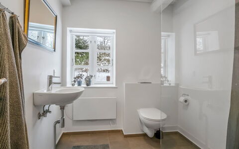 Chrissie - 3Km from the Sea: Armatur, Flooring, Badezimmer, Fussboden, Interior Design, Toilette, Decke, Installation, Zapfhahn, Zuhause