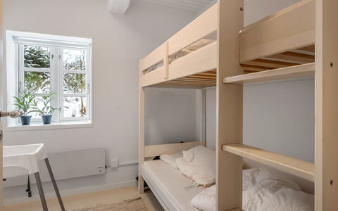 Chrissie - 3Km from the Sea: Wand, Interior Design, Schlafzimmer, Fussboden, Holz, Etagenbett, Flooring, Bett, Decke, Zimmer