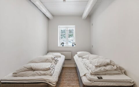 Chrissie - 3Km from the Sea: Schlafzimmer, Fussboden, Flooring, Bett, Interior Design, Bedding, Bettdecke, Decke, Zimmer, Wohnheim