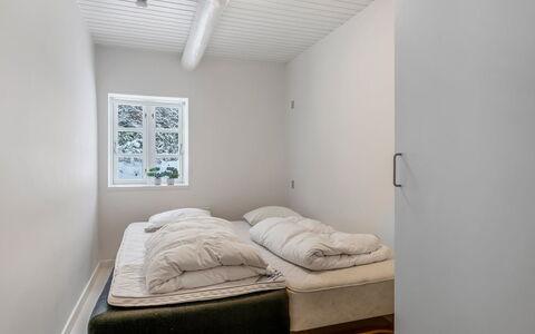 Chrissie - 3Km from the Sea: Schlafzimmer, Bett, Bedding, Bettdecke, Interior Design, Fussboden, Decke, Bettrahmen, Zimmer, Wohnung
