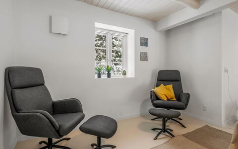 Chrissie - 3Km from the Sea: Möbel, Flooring, Fussboden, Stuhl, Interior Design, Wohnzimmer, Club Chair, Holzboden, Komfort