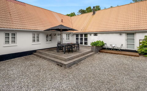 Chrissie - 3Km from the Sea: Dach, Zuhause, Haus, Die Architektur, Hütte, Tür, Estate, Auffahrt, Garten, Hof