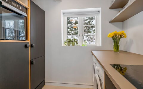 Chrissie - 3Km from the Sea: Wand, Holz, Interior Design, Flooring, Küche, Major Appliance, Zuhause, Beleuchtung, Decke, Fussboden