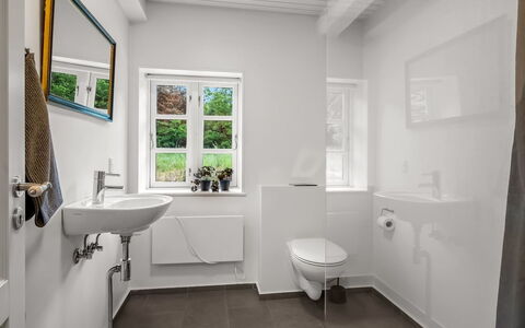 Chrissie - 3Km from the Sea: Armatur, Flooring, Interior Design, Fussboden, Badezimmer, Zapfhahn, Installation, Toilette, Sinken, Decke