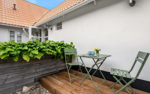 Chrissie - 3Km from the Sea: Gartenmöbel, Blumentopf, Tisch Im Freien, Zimmerpflanze, Terrasse, Hof, Garten, Garten, Hinterhof, Schatten