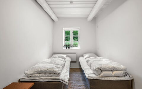 Chrissie - 3Km from the Sea: Schlafzimmer, Bett, Fussboden, Flooring, Bedding, Interior Design, Bettdecke, Bettrahmen, Wohnheim, Decke