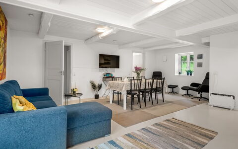 Chrissie - 3Km from the Sea: Möbel, Interior Design, Flooring, Couch, Fussboden, Wand, Decke, Holz, Wohnzimmer, Zimmer