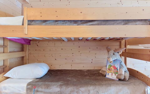 Le Baptieux: Etagenbett, Holz, Schlafzimmer, Bett, Fussboden, Interior Design, Linens, Bedding, Bettdecke, Möbel