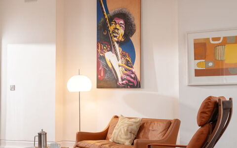 Jimi Hendrix: Möbel, Interior Design, Flooring, Fussboden, Holz, Holzboden, Wohnzimmer, Beleuchtung, Decke, Stuhl