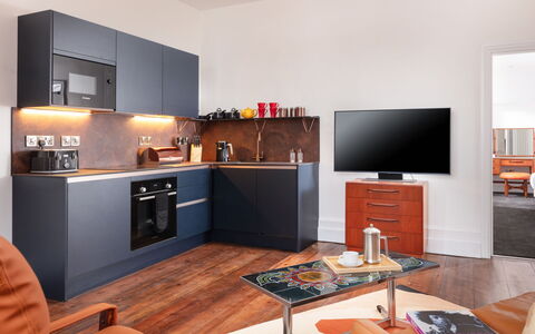 Jimi Hendrix: Möbel, Cabinetry, Interior Design, Flooring, Major Appliance, Küchengerät, Küche, Fussboden, Haushaltsgerät, Countertop