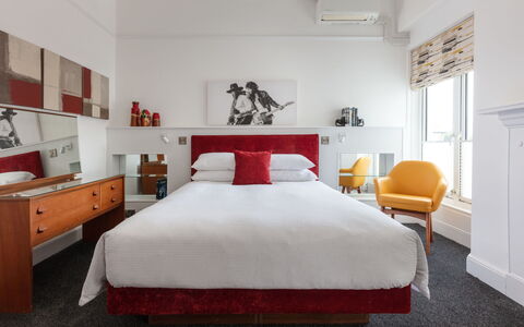 Elton John & Friends: Interior Design, Möbel, Schlafzimmer, Bett, Wohnung, Bettdecke, Bedding, Bettrahmen, Hotel, Bilderrahmen
