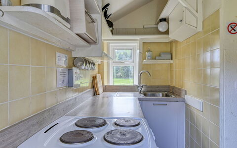 Moalnaceap: Küche, Major Appliance, Flooring, Küchengerät, Countertop, Interior Design, Fussboden, Spüle, Decke, Armatur