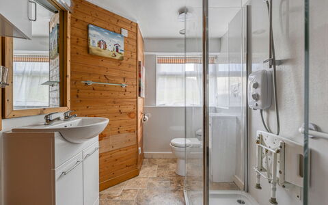 Moalnaceap: Armatur, Bad Sink, Sinken, Badezimmer, Flooring, Holz, Interior Design, Fussboden, Zapfhahn, Decke