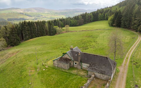 Moalnaceap: Gras, Haus, Wiese, Hütte, Ländliches Gebiet, Einfach, Landschaft, Grundstueck, Hochland, Dach