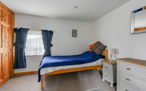 Moalnaceap: Möbel, Bett, Holz, Schlafzimmer, Flooring, Interior Design, Fussboden, Bettdecke, Decke, Zimmer