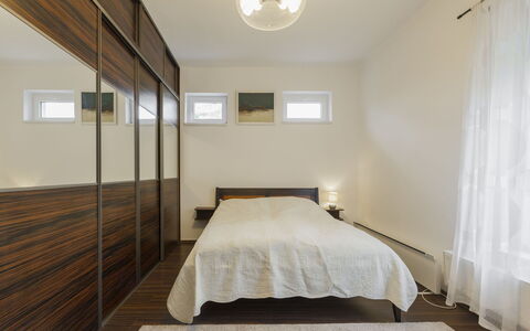 Posha: Flooring, Interior Design, Fussboden, Holz, Decke, Bett, Holzboden, Schlafzimmer, Beleuchtung, Möbel