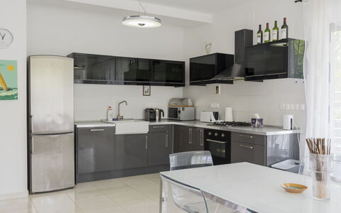 Posha: Möbel, Küchengerät, Küche, Interior Design, Countertop, Flooring, Major Appliance, Cabinetry, Holz, Fussboden