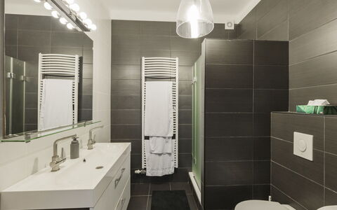 Posha: Badezimmer, Bad Sink, Interior Design, Armatur, Flooring, Wand, Sinken, Toilette, Fussboden, Spiegel